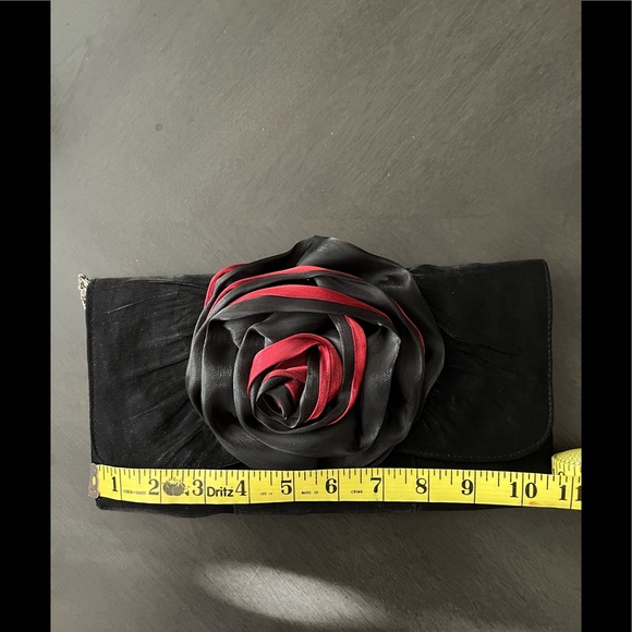 Chain purse with black/red flower made in china - Picture 3 of 7